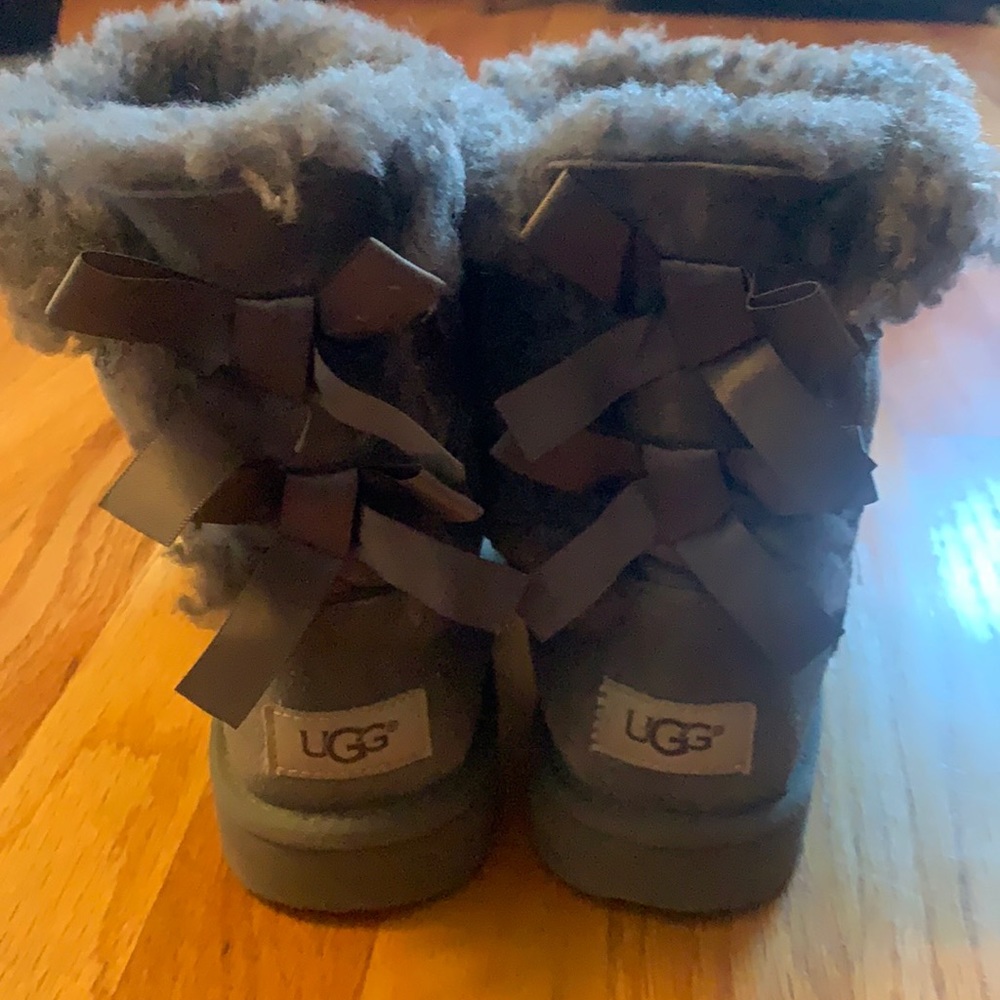 Girls Bailey Bow Ugg boots size 2 gray winter